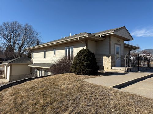 124 W Summit St, Winterset, IA, 50273-2117 | Card Image