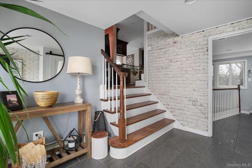 29 Fox Ct, Hicksville, NY, 11801-5703 | Card Image