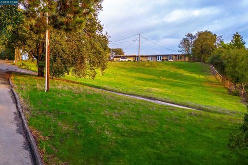 8 Gable Ln, Lafayette, CA, 94549-2303 | Card Image