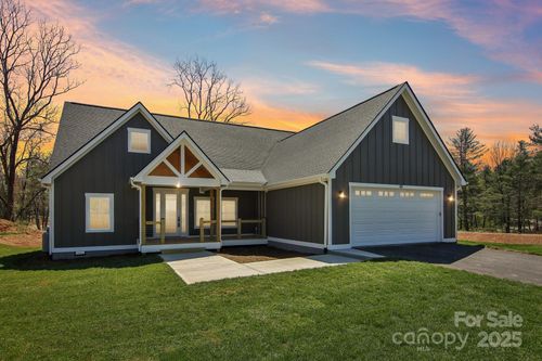 40 Haywood Park Dr, Hendersonville, NC, 28791 | Card Image