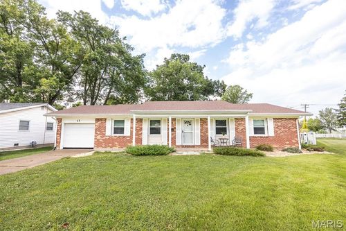 17 Coachlight Dr, Mascoutah, IL, 62258-1020 | Card Image