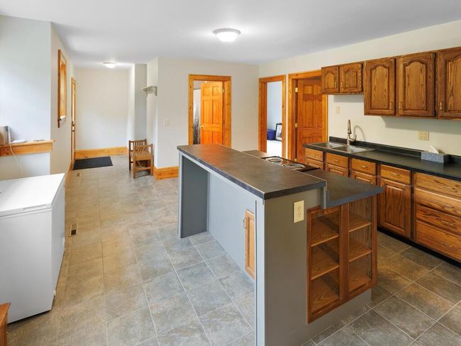Spacious counter space | Image 51