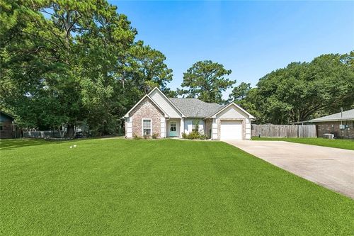 42 Helen Dr, Madisonville, LA, 70447-9735 | Card Image