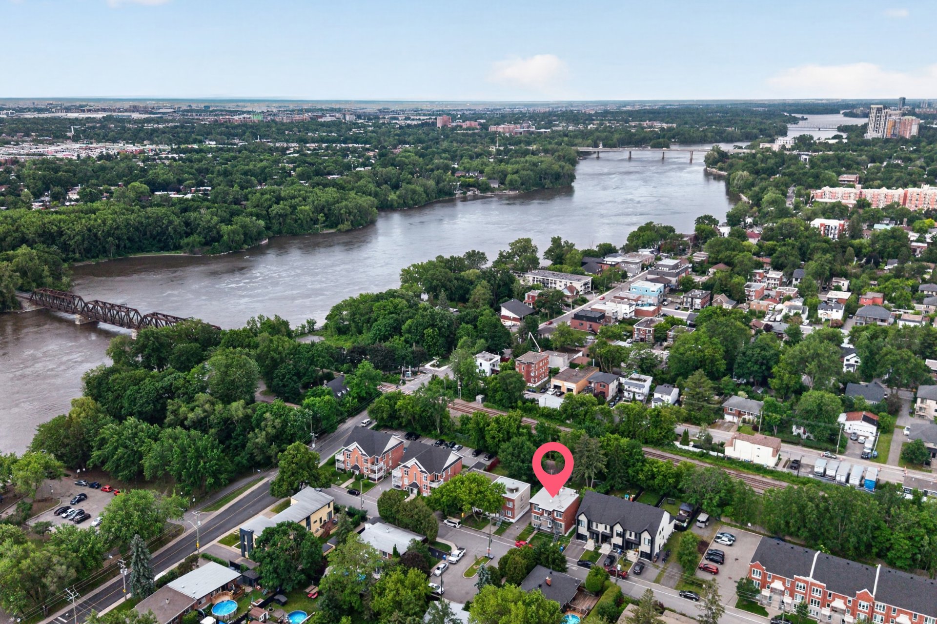 Residential Income in Laval (Laval-des-Rapides) 2