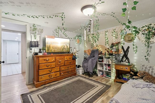 503 Mockingbird Ln, House other with 3 bedrooms, 2 bathrooms and null parking in Devine TX | Image 25