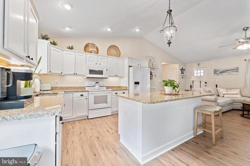 305 Cedar Ln, COLONIAL BEACH, VA, 22443-4215 | Card Image