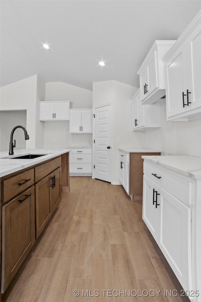 6517 S Butternut Ave, House other with 4 bedrooms, 2 bathrooms and null parking in Broken Arrow OK | Image 6