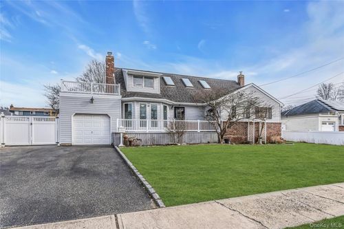 639 N Chicot Ave, West Islip, NY, 11795-3309 | Card Image