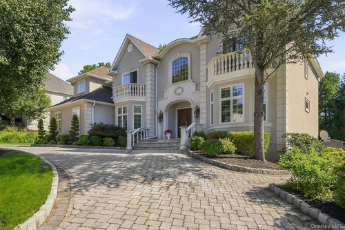 18 King Arthur Ct, New City, NY, 10956-6352 | Card Image