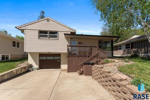 2113 S Wayland Ave, Sioux Falls, SD, 57105-3246 | Card Image