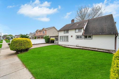 28 Basket Ln, Hicksville, NY, 11801-4531 | Card Image