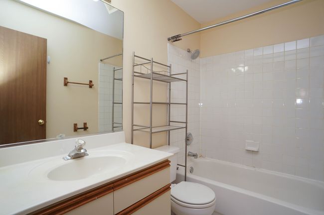 671 Legends Dr, Home with 3 bedrooms, 3 bathrooms and 2 parking in Carol Stream IL | Image 10