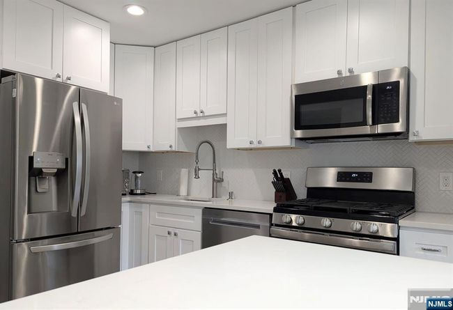 230 Orchard Park, House attached with 2 bedrooms, 2 bathrooms and null parking in Allendale NJ | Image 4