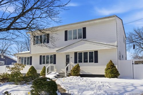 25 Whitetail Ln, Commack, NY, 11725-3225 | Card Image