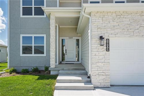 1809 Sw Hightown Dr, Lee's Summit, MO, 64082-4211 | Card Image