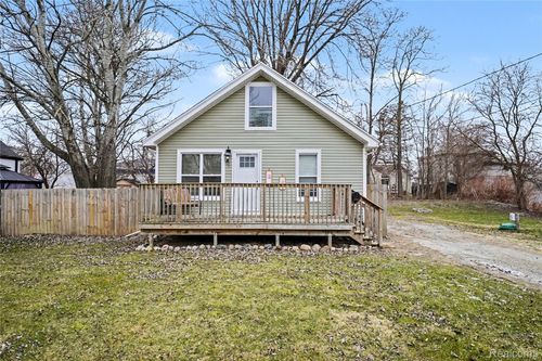 507 Walnut St, Fenton, MI, 48430-2747 | Card Image