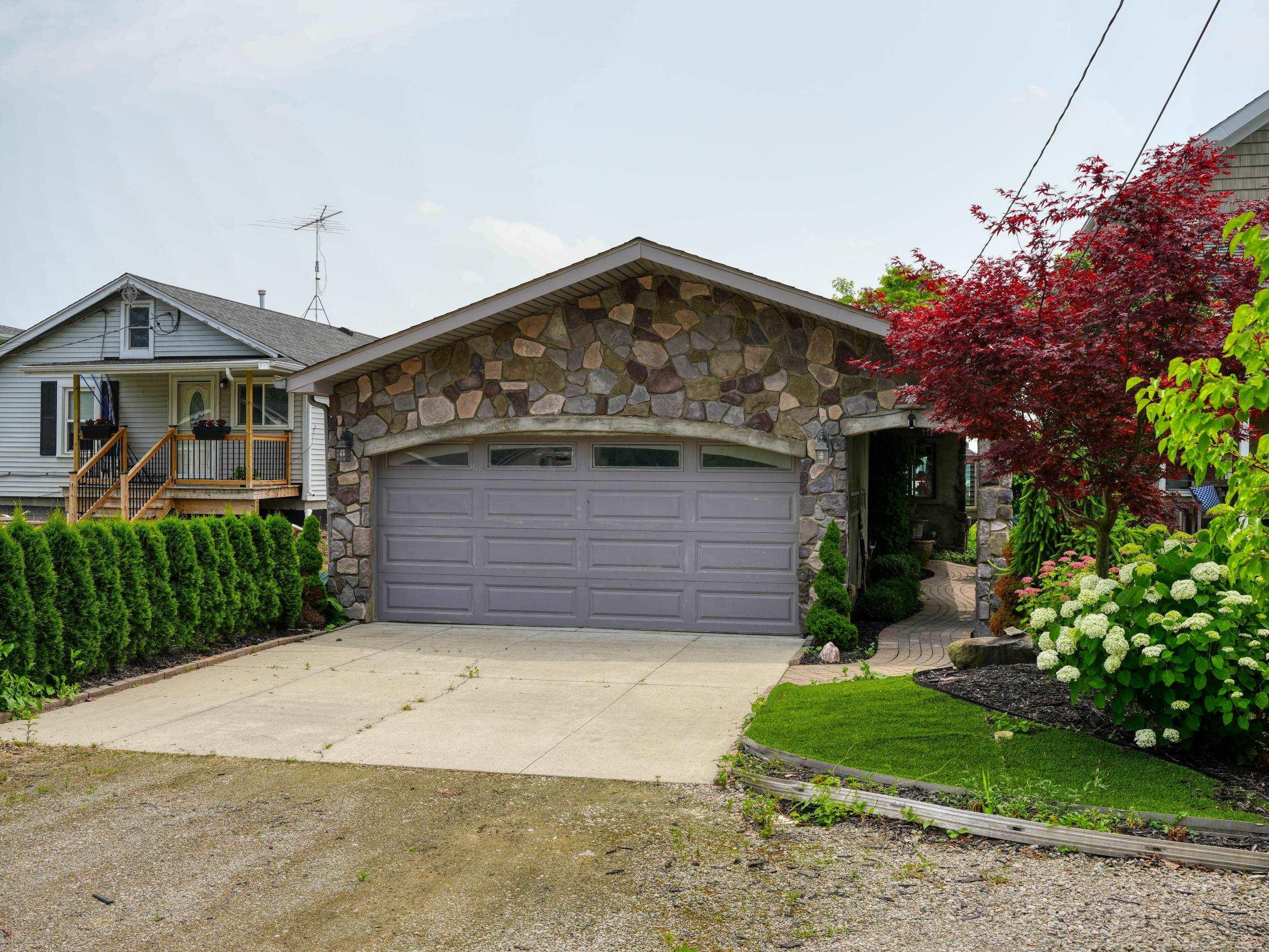 Pointe Dr, East China, MI 48054