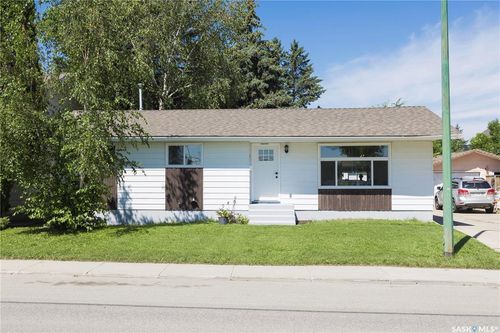 1614 Mckercher Dr, House with 4 bedrooms, 3 bathrooms and 5 parking in Saskatoon SK | Card Image