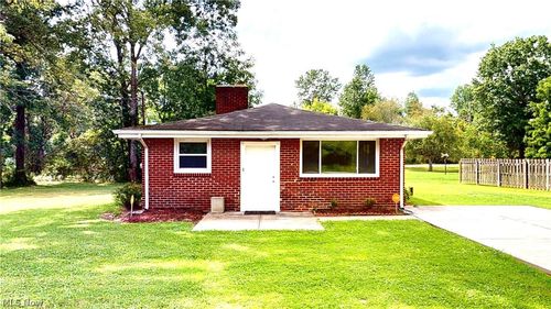 16702 Findlay St, Chagrin Falls, OH, 44023-3704 | Card Image