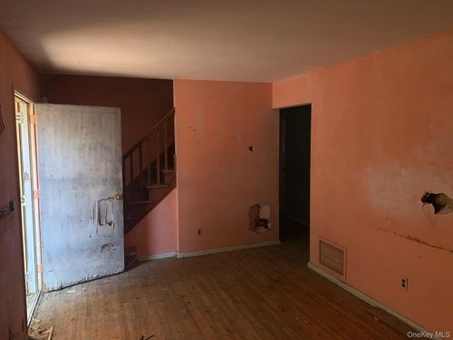 20 Lehigh Ave, Centereach, NY, 11720-3607 | Card Image
