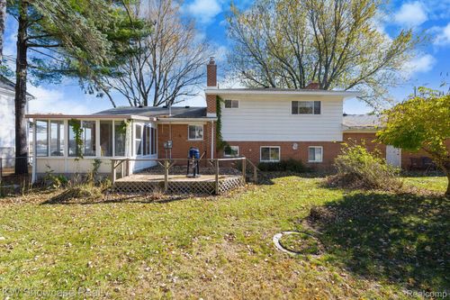 5274 Cooley Lake Rd, Waterford, MI, 48327-2817 | Card Image