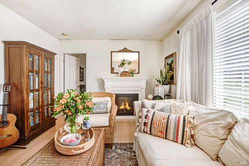 1574 Yardley St, Santa Rosa, CA, 95403-2390 | Card Image