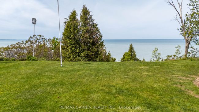 4062 Bluepoint Dr, House other with 3 bedrooms, 3 bathrooms and 4 parking in Town Of Plympton Wyoming ON | Image 6