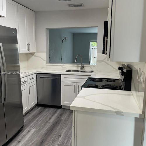 301-301 Palm Cir, Pembroke Pines, FL, 33025-1183 | Card Image