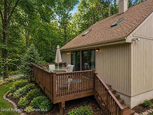 38 Creekview Dr E, Clifton Twp, PA, 18424-8997 | Card Image