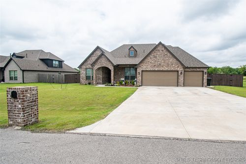 190 N Castle Street, Skiatook, OK, 74070 | Card Image