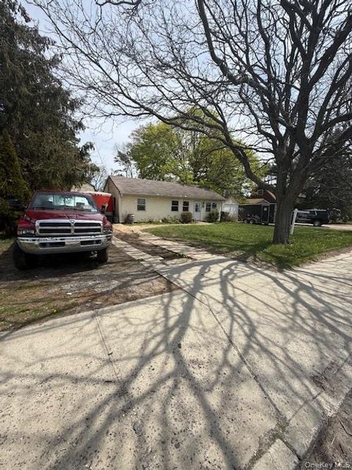 511 Wicks Rd, Brentwood, NY, 11717-1148 | Card Image