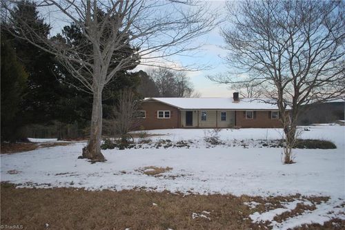 3245 Arnold Rd, Hamptonville, NC, 27020-7111 | Card Image