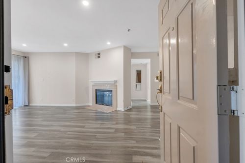 unit-203-5744 Oak Bend Ln, Oak Park, CA, 91377-5653 | Card Image