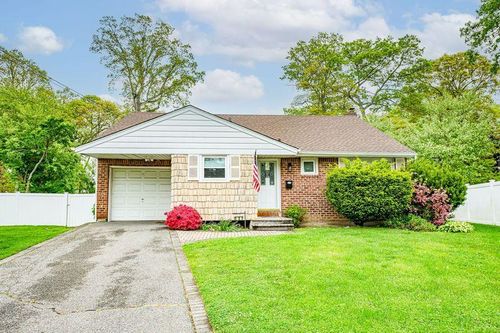 137 Glen Rd, North Babylon, NY, 11703-4411 | Card Image