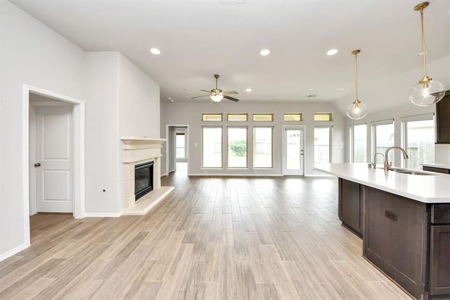 13208 Sage Meadow Ln, House other with 3 bedrooms, 2 bathrooms and 2 parking in Pearland TX | Image 7