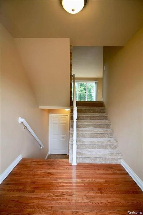 806 Red Run Dr, Troy, MI, 48085-1353 | Card Image