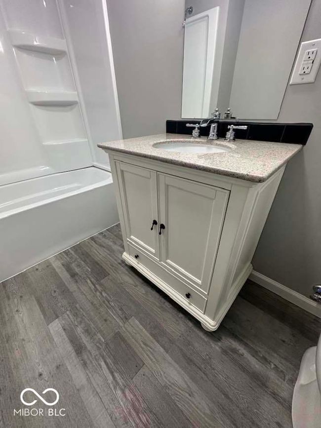 Beautiful vanity with granite countertop! | Image 20