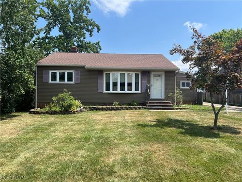5077 Chestnut Hill Dr, Willoughby, OH, 44094-4337 | Card Image