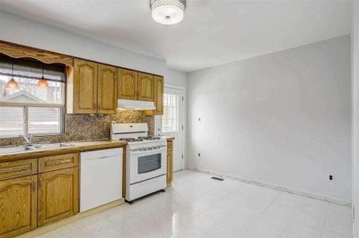 MAIN - 1822 Dufferin St, Home with 2 bedrooms, 1 bathrooms and null parking in Toronto ON | Image 3