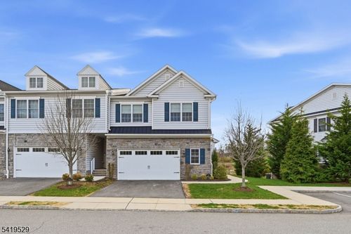 11 Lee Dr, Morristown, NJ, 07960-4709 | Card Image