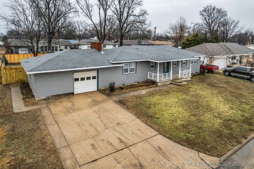 321 Se 14th St, Pryor, OK, 74361-8025 | Card Image