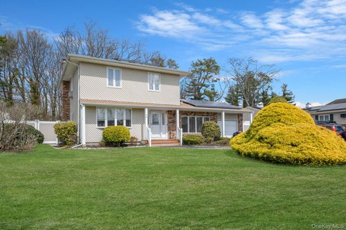 51 Wexford Dr, Oakdale, NY, 11769-1438 | Card Image