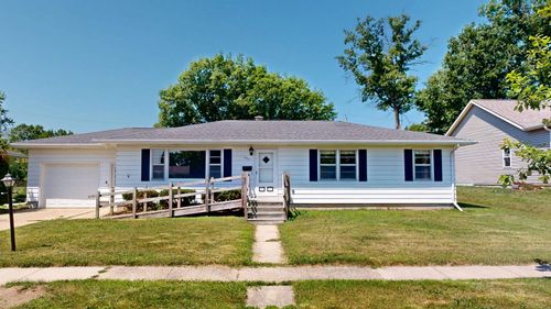 303 Memorial Dr, Fort Atkinson, WI, 53538-1951 | Card Image