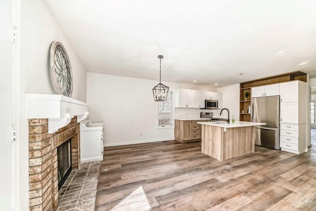207 Coachway Rd Sw, House other with 3 bedrooms, 3 bathrooms and 2 parking in Calgary AB | Image 13