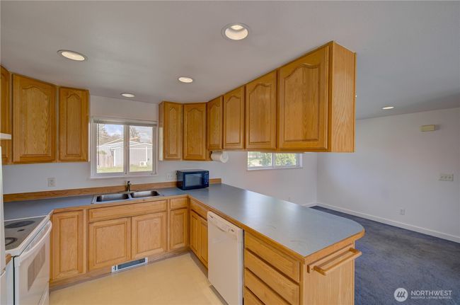 Apartment living, kitchen and dining area | Image 28
