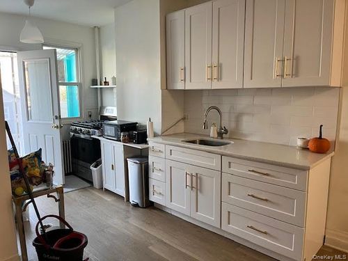 60 54th St, Maspeth, NY, 11378 | Card Image