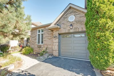 2177 Forest Gate Pk, Home with 2 bedrooms, 3 bathrooms and 3 parking in Oakville ON | Image 2