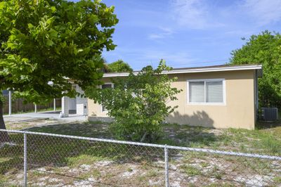 939 Bianca Drive Ne, House other with 2 bedrooms, 1 bathrooms and null parking in Palm Bay FL | Image 3