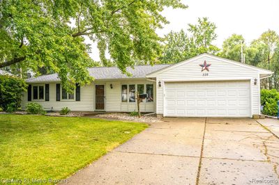 339 Delzingro Drive, Home with 3 bedrooms, 1 bathrooms and null parking in Davison MI | Image 1