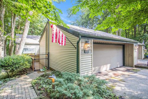 812 Trailridge E, Mishawaka, IN, 46544-6628 | Card Image